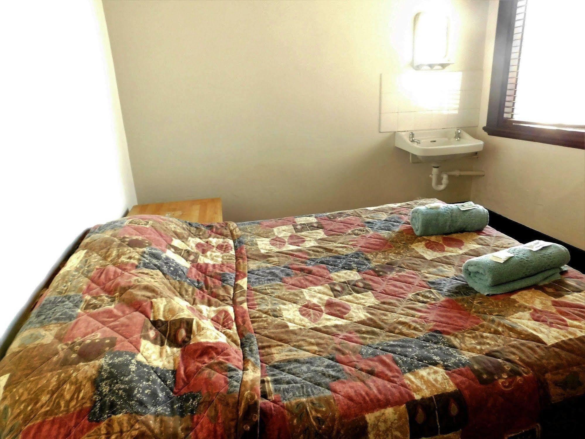 Royal Hotel-Motel โมรี ภายนอก รูปภาพ